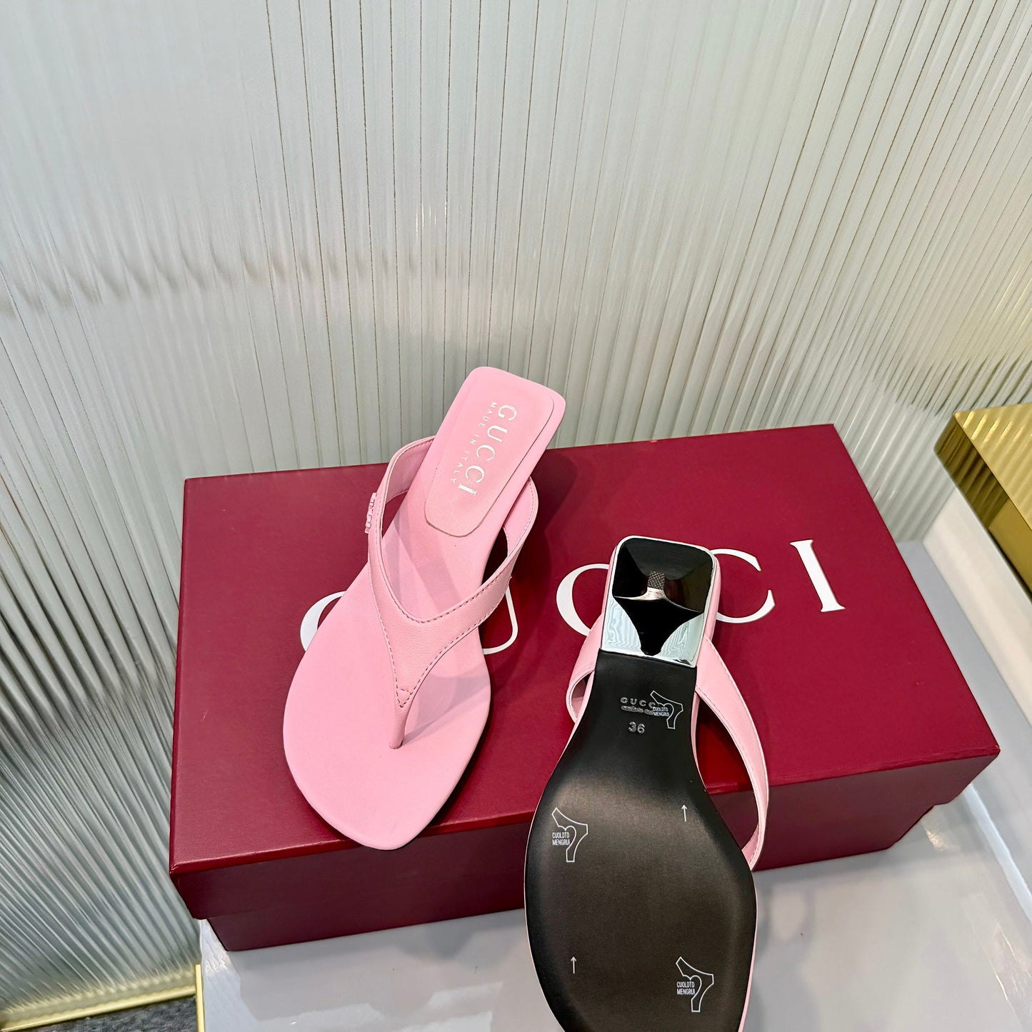 GG Vittoria Thong Sandals Light Pink Leather 714888