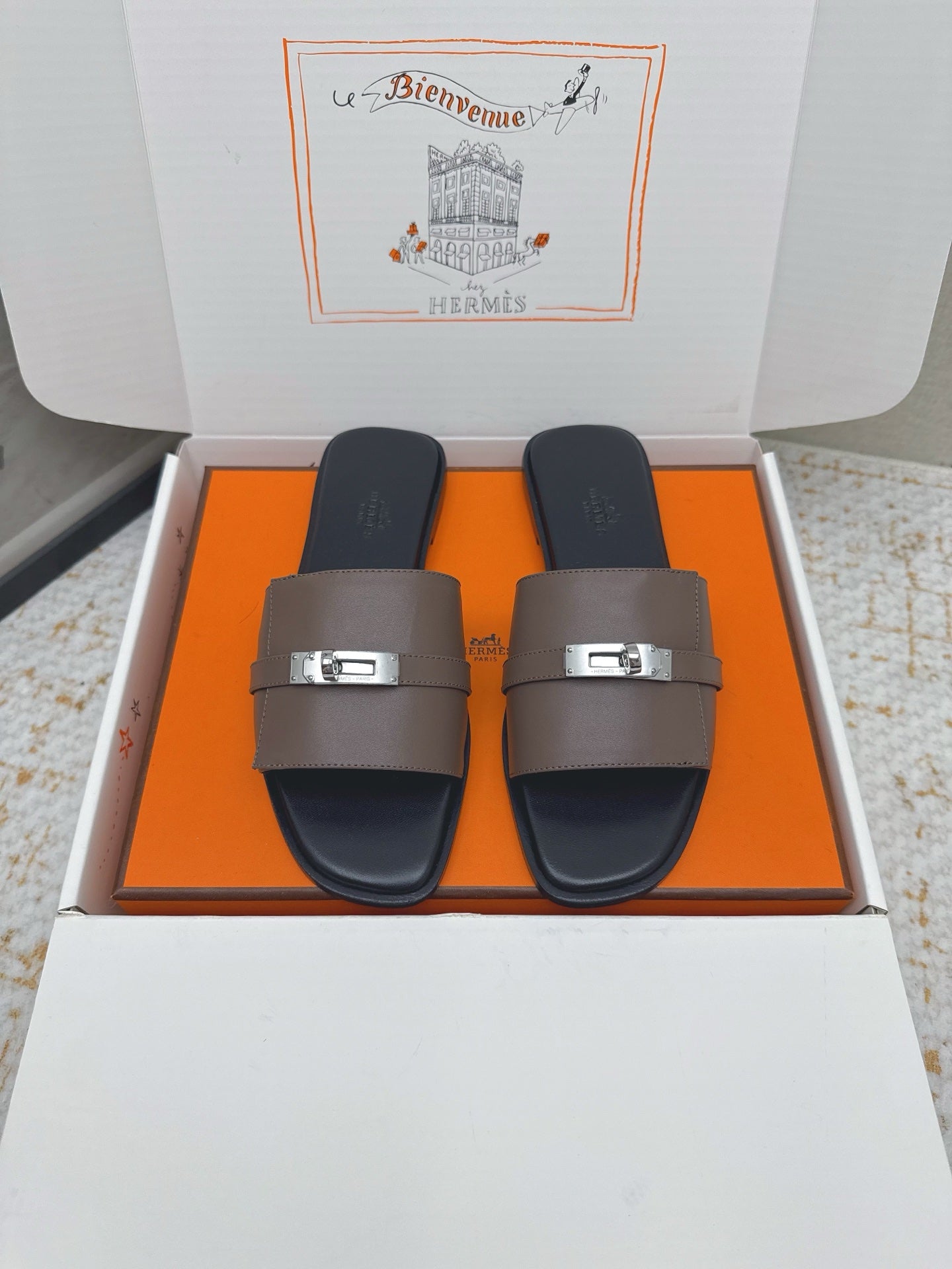 HM 26ss Oasis Sandals Brown Black Sheepskin Sliver Buckle 625165