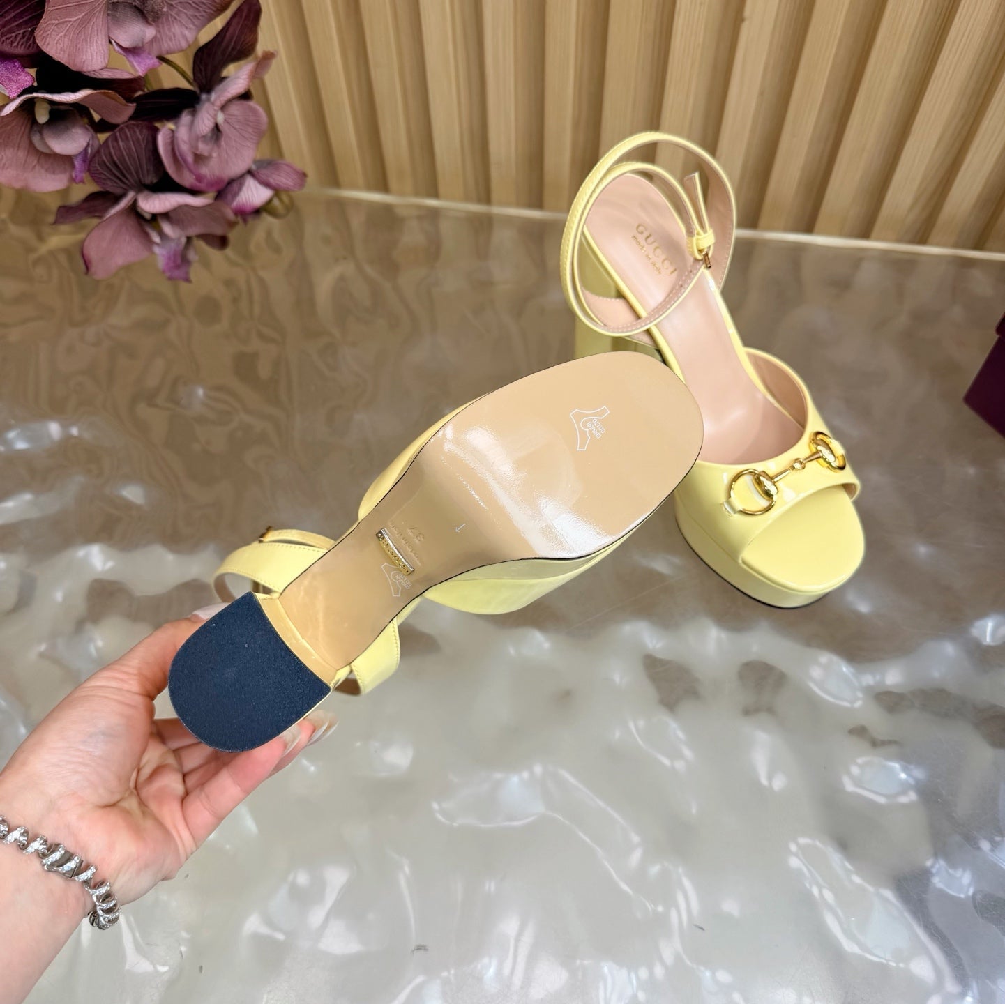 GG 26s Horsebit Platform Sandals 11cm Light Yellow Patent Leather 886499