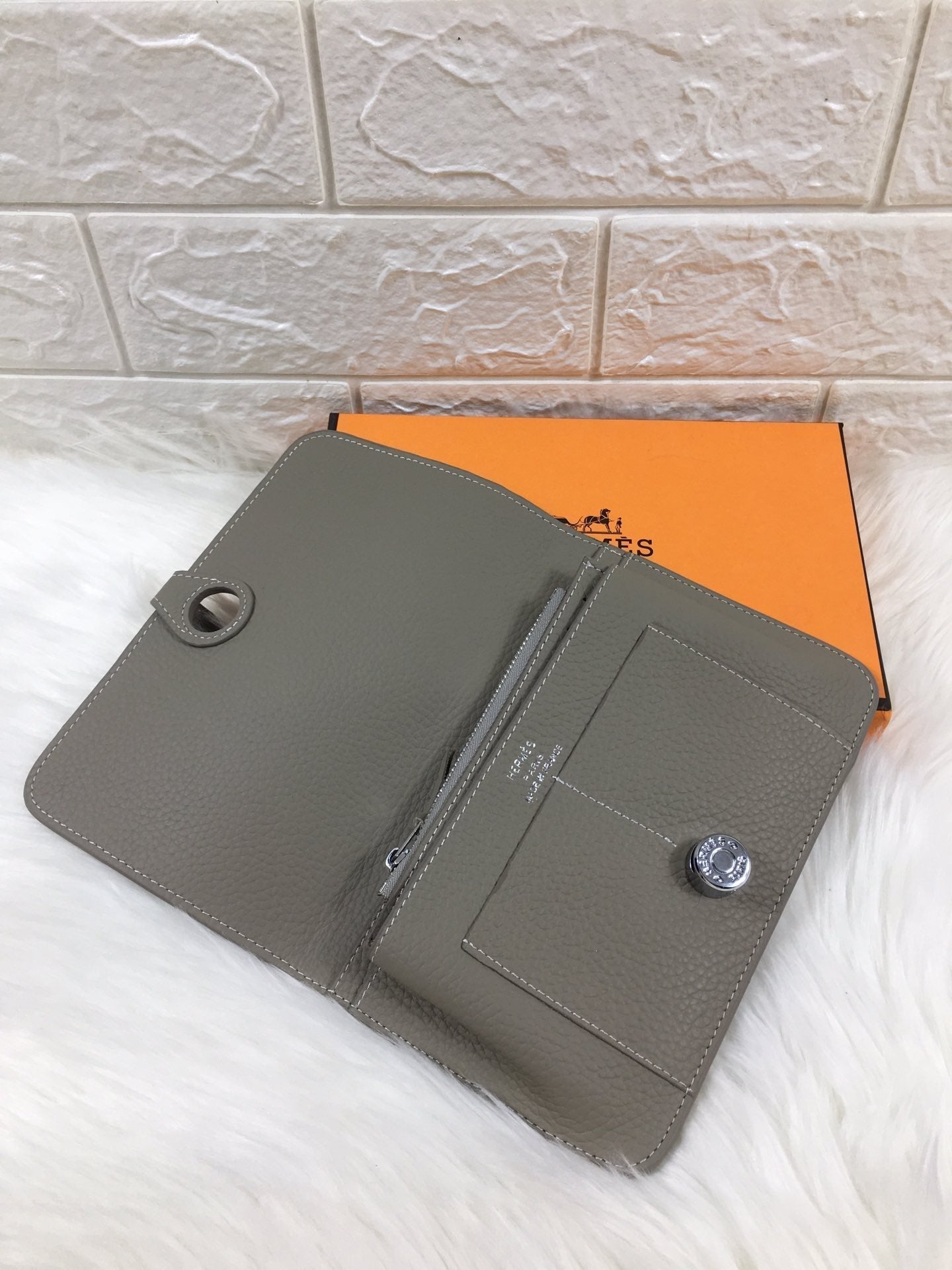 HM Dogon Wallet 20 Taupe Grained Calfskin