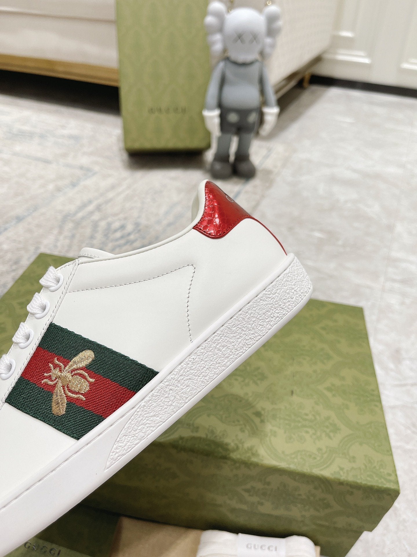 gg ace sneaker white calfskin with bee