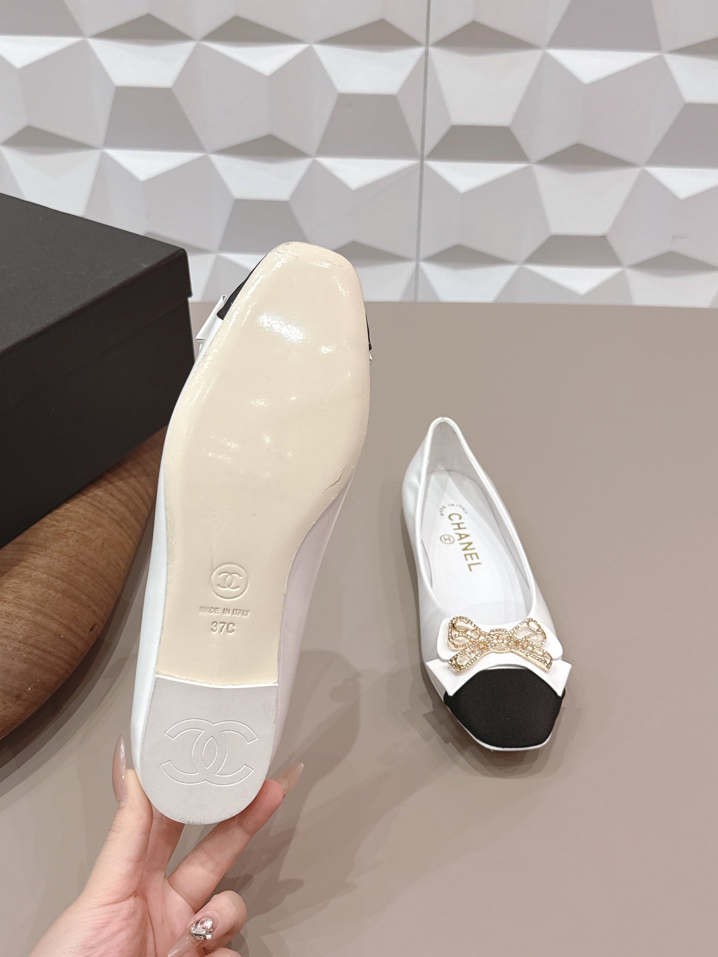 CC 26s Ballet Flats White Black Sheepskin 650291