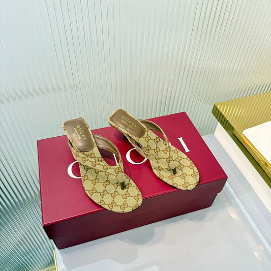 GG Vittoria Thong Sandals Beige Canvas 714870