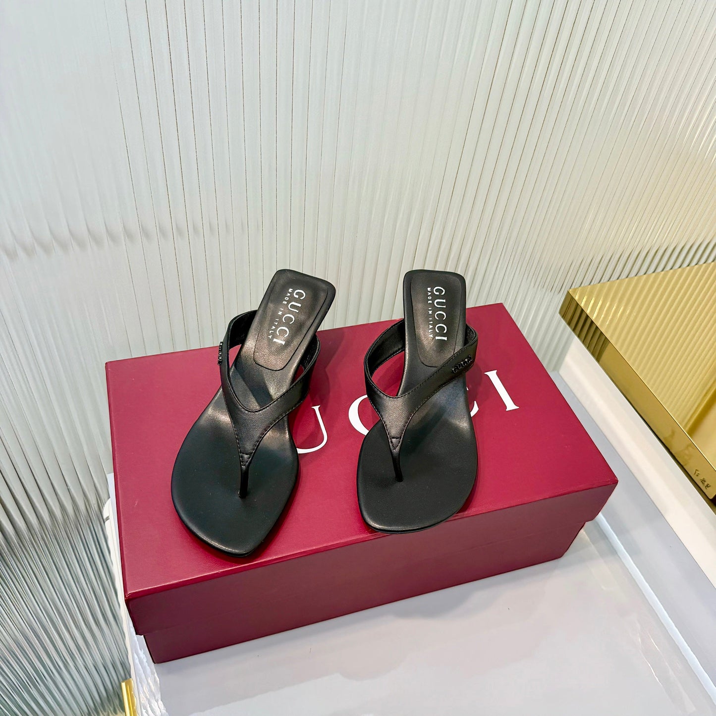 GG Vittoria Thong Sandals Black Leather 714887