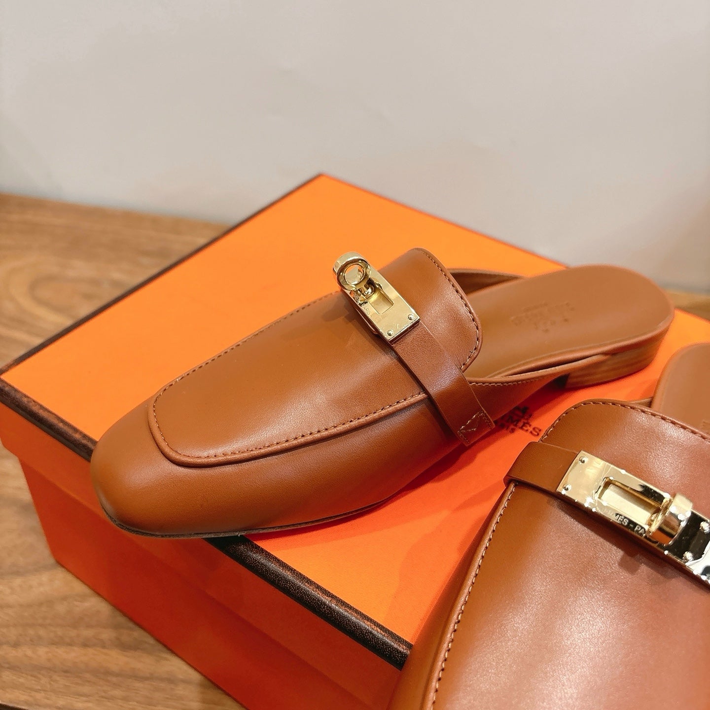 HM 26ss Mule Camel Brown Calfskin Gold Buckle 638472