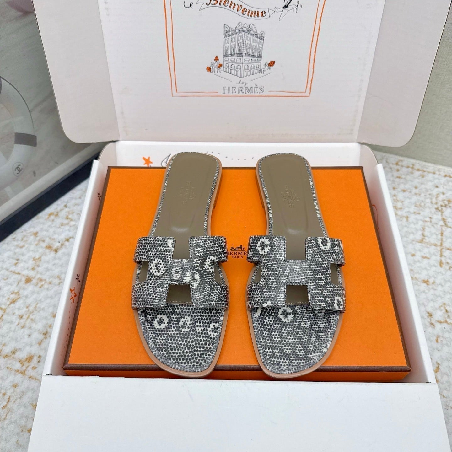 HM 26ss Oran Sandals Taupe Gray White Cowhide 625037