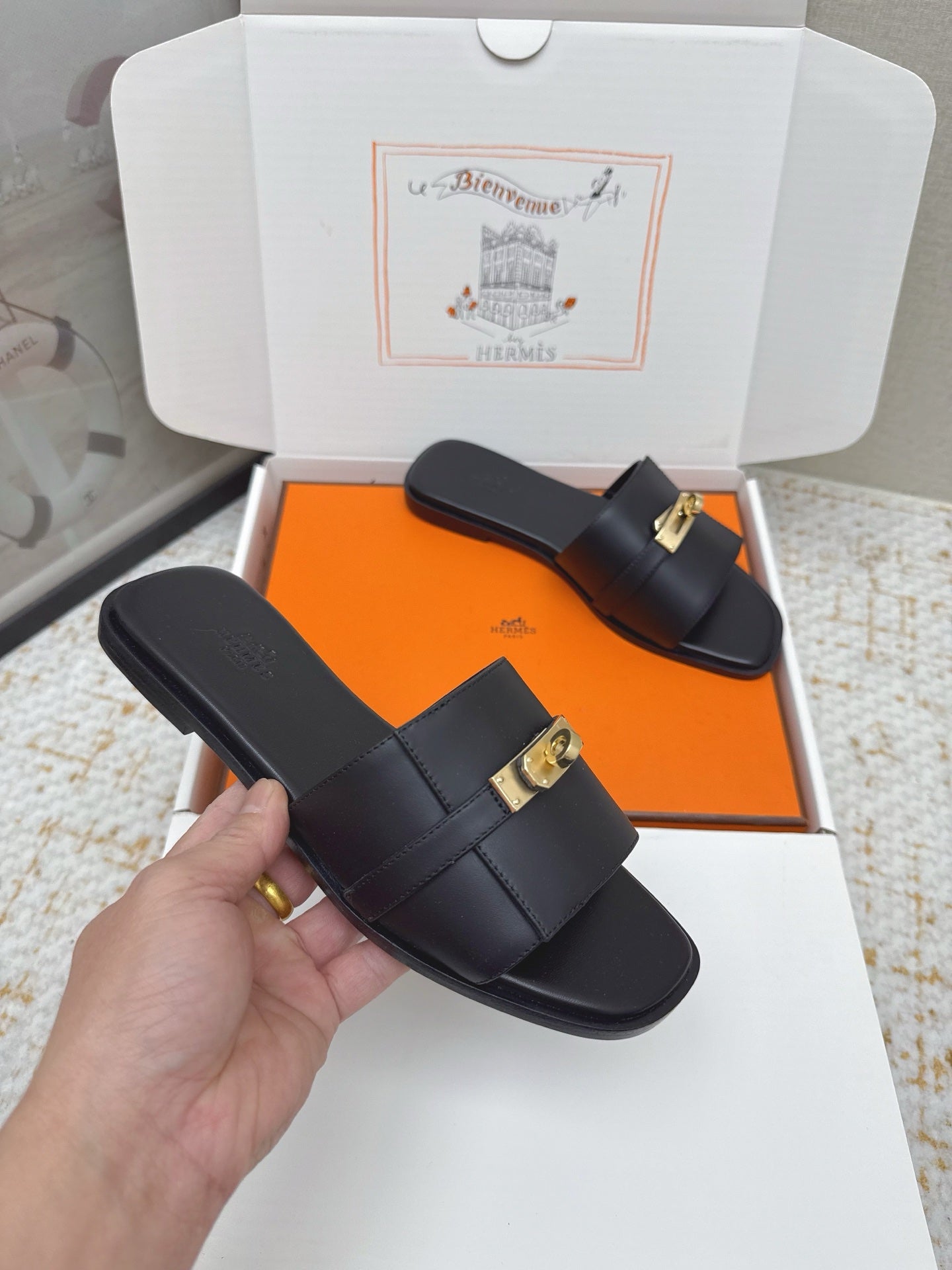 HM 26ss Oasis Sandals Black Sheepskin Gold Buckle 625158