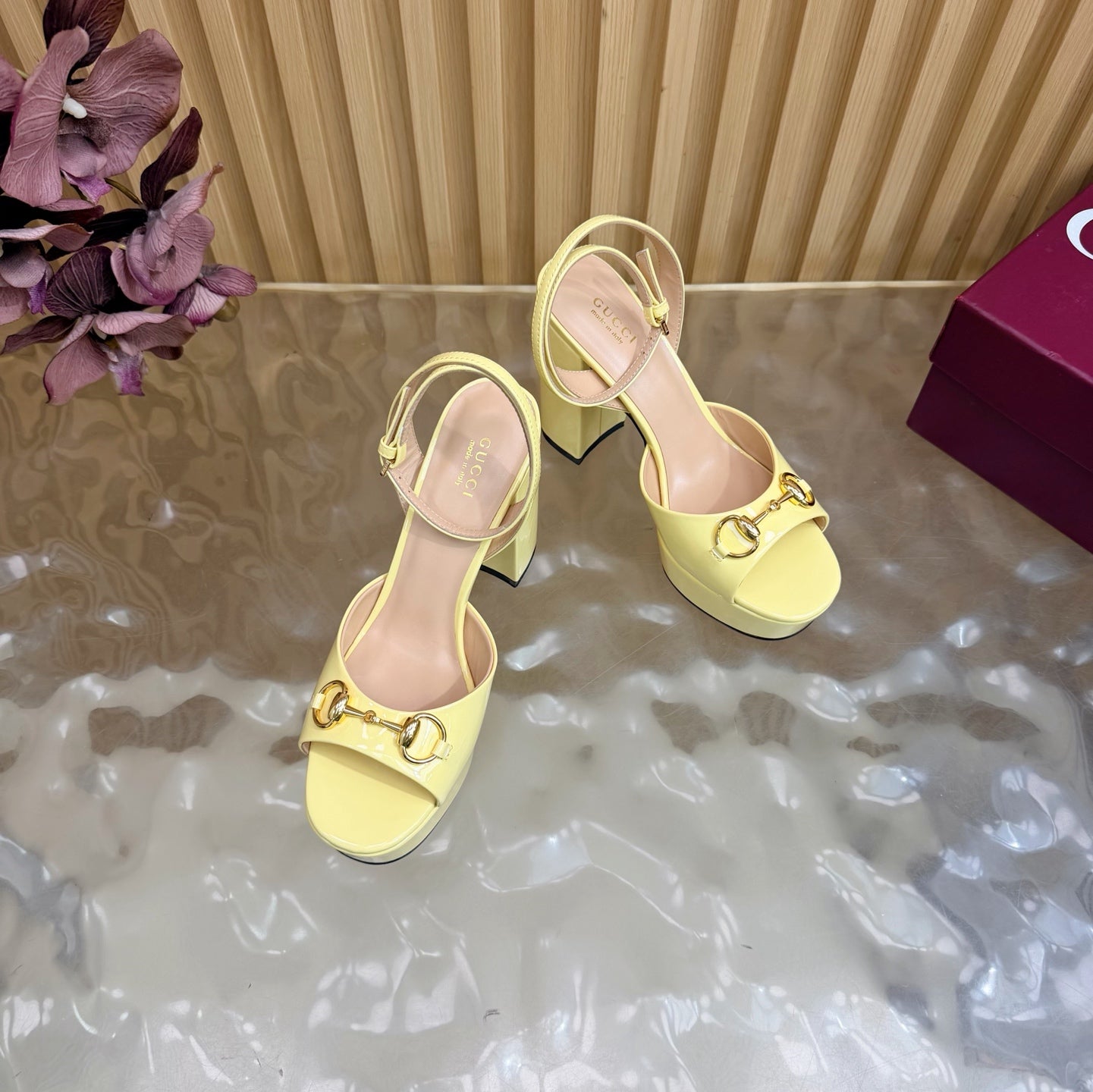 GG 26s Horsebit Platform Sandals 11cm Light Yellow Patent Leather 886499