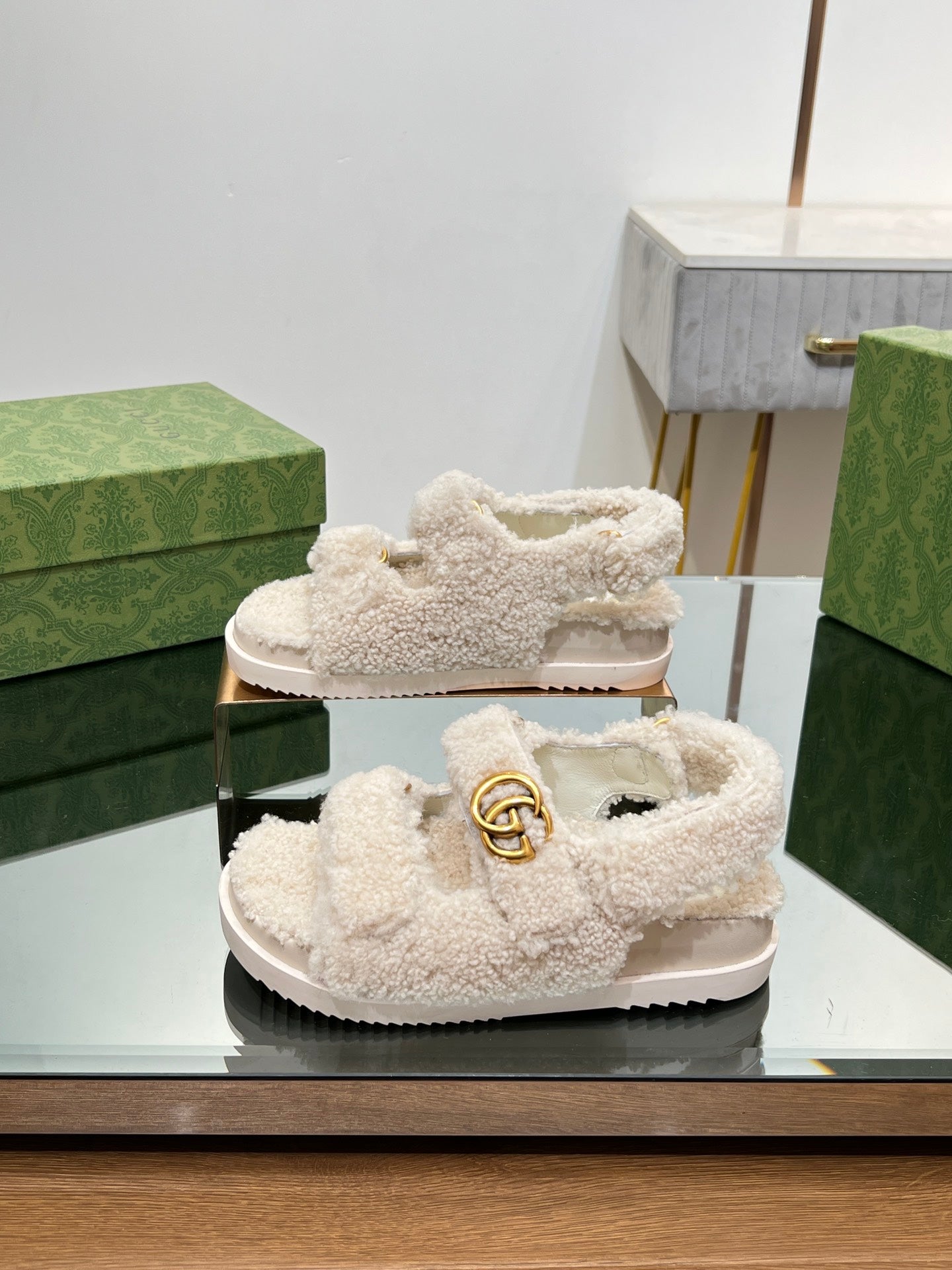 DAD SANDALS IN WHITE FLEECE