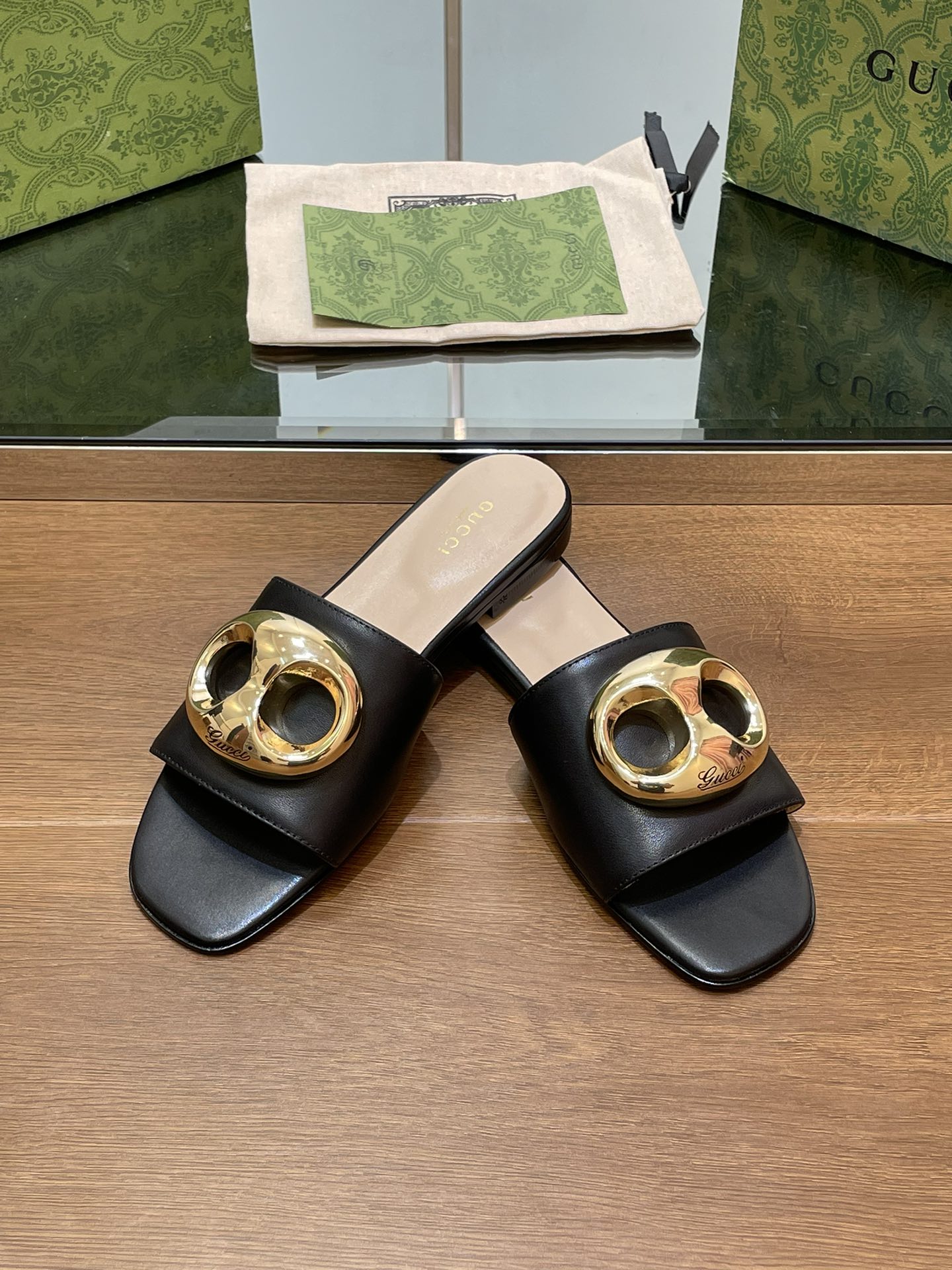 FLAT MULE IN BLACK CALFSKIN