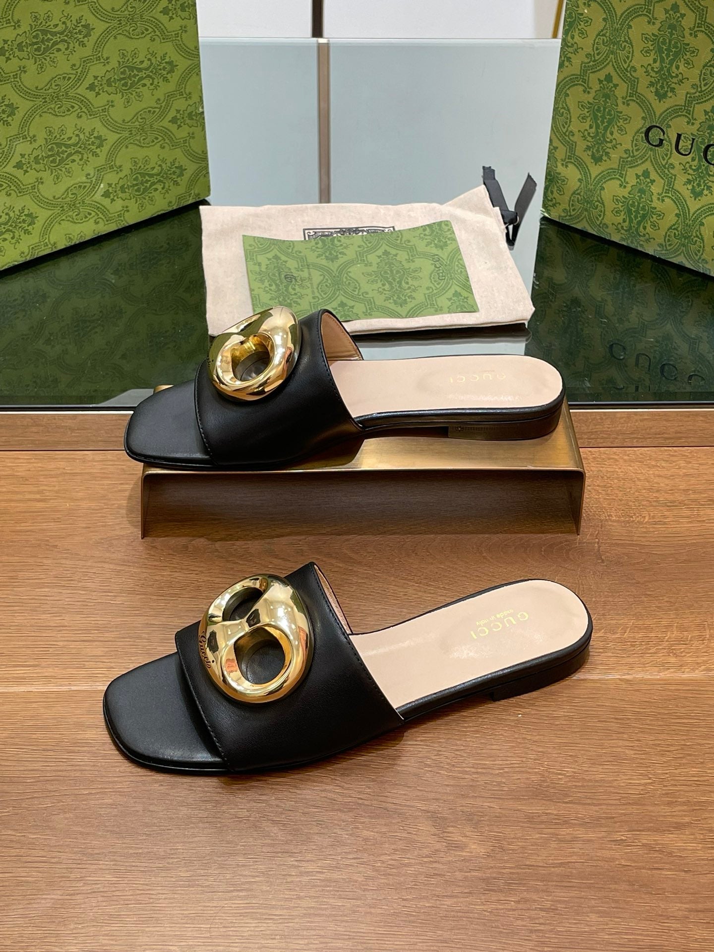 FLAT MULE IN BLACK CALFSKIN