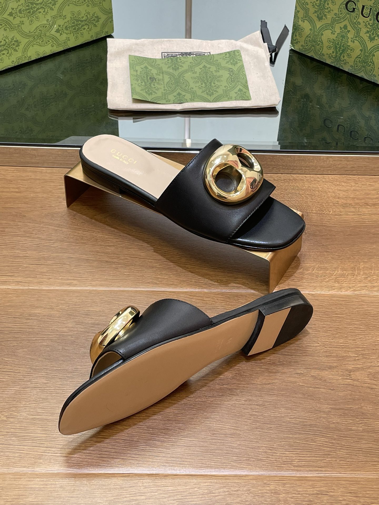 FLAT MULE IN BLACK CALFSKIN