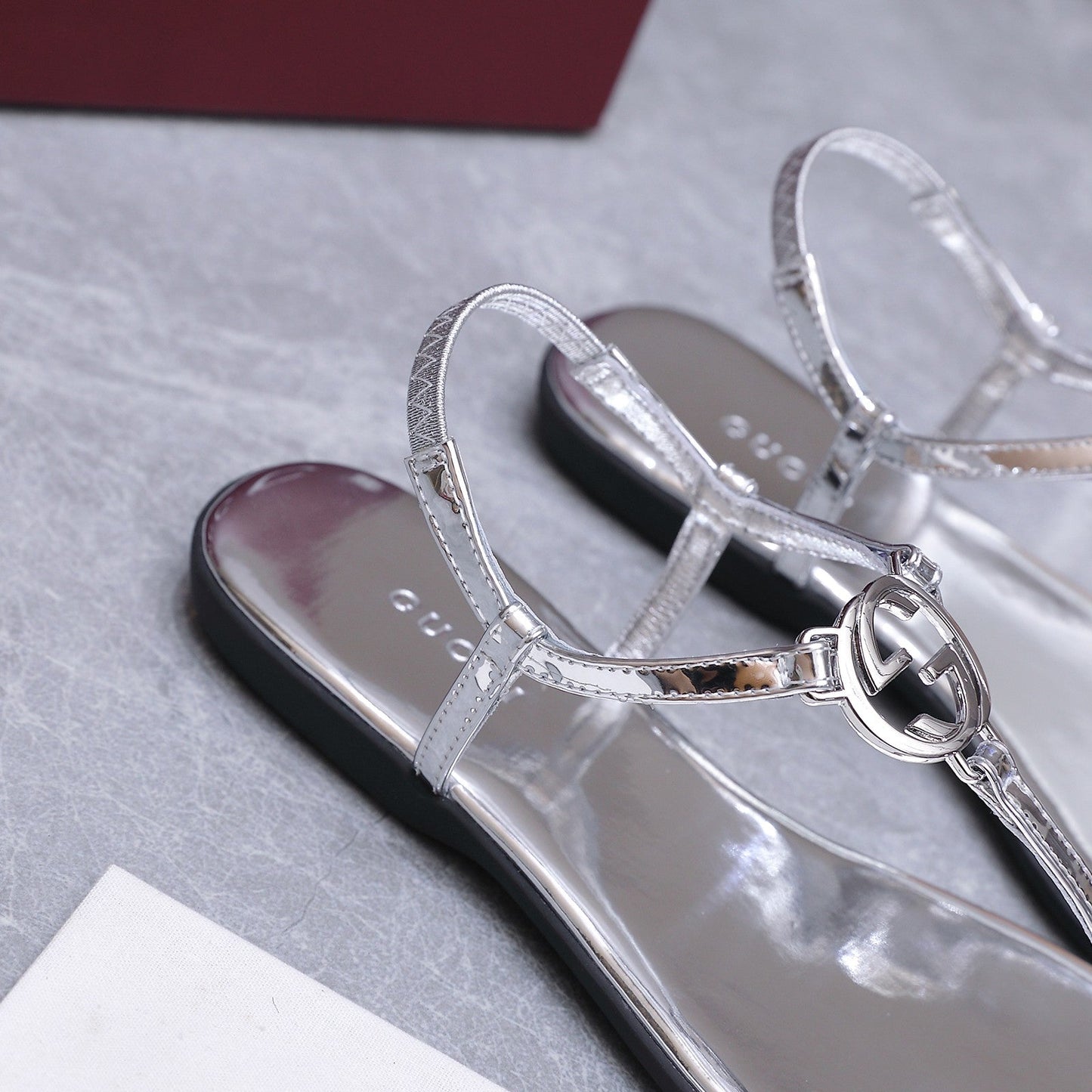 GG Thong Sandal With Interlocking G Sliver Sheepskin 864294