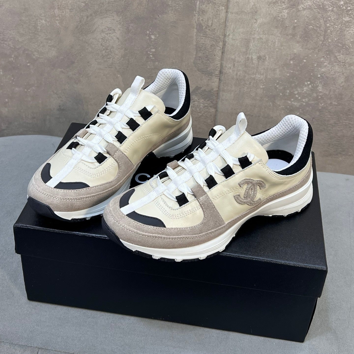 CC 26s Runner CC Logo Sneakers In Beige And Grey Calfskin