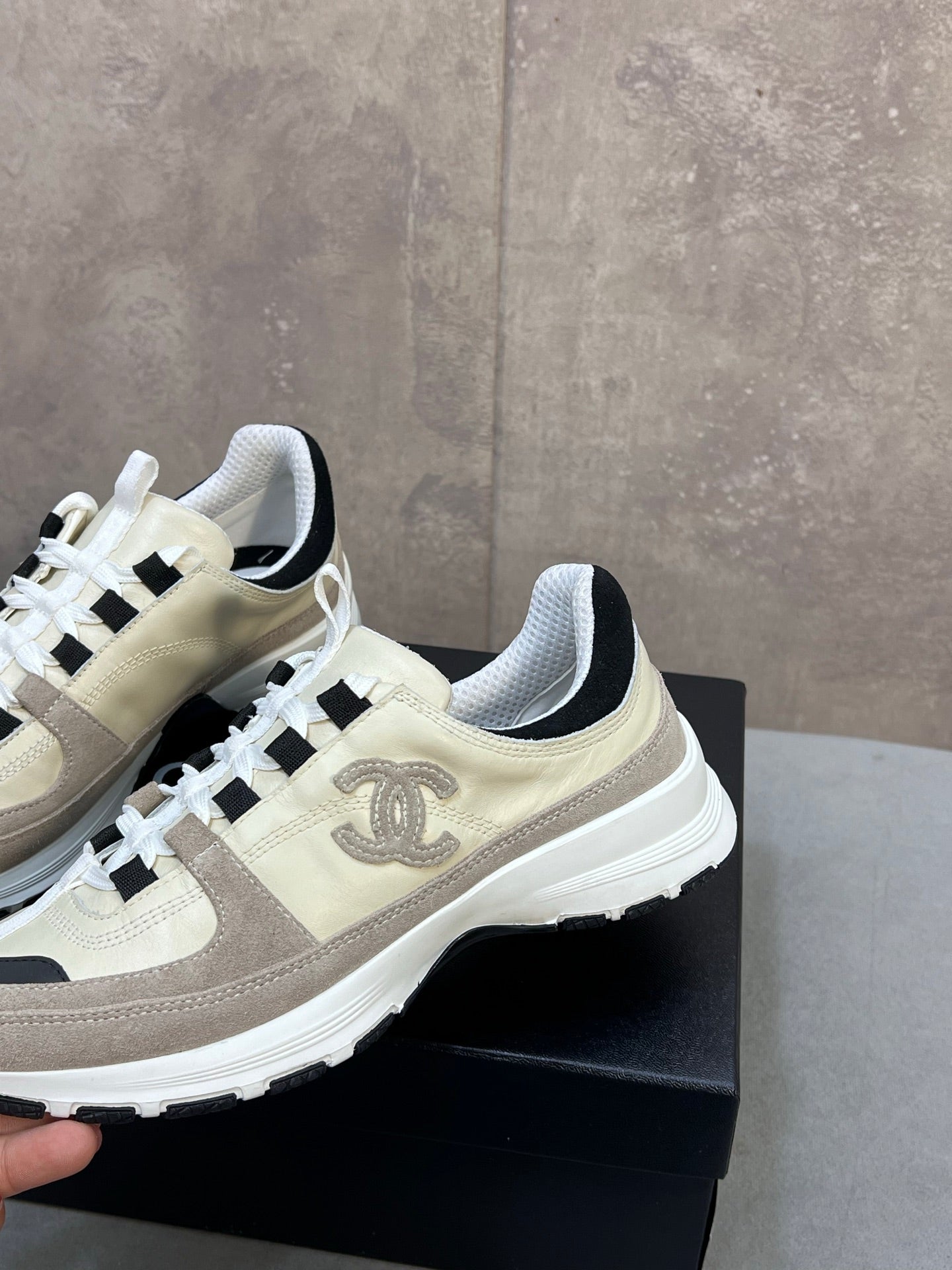 CC 26s Runner CC Logo Sneakers In Beige And Grey Calfskin