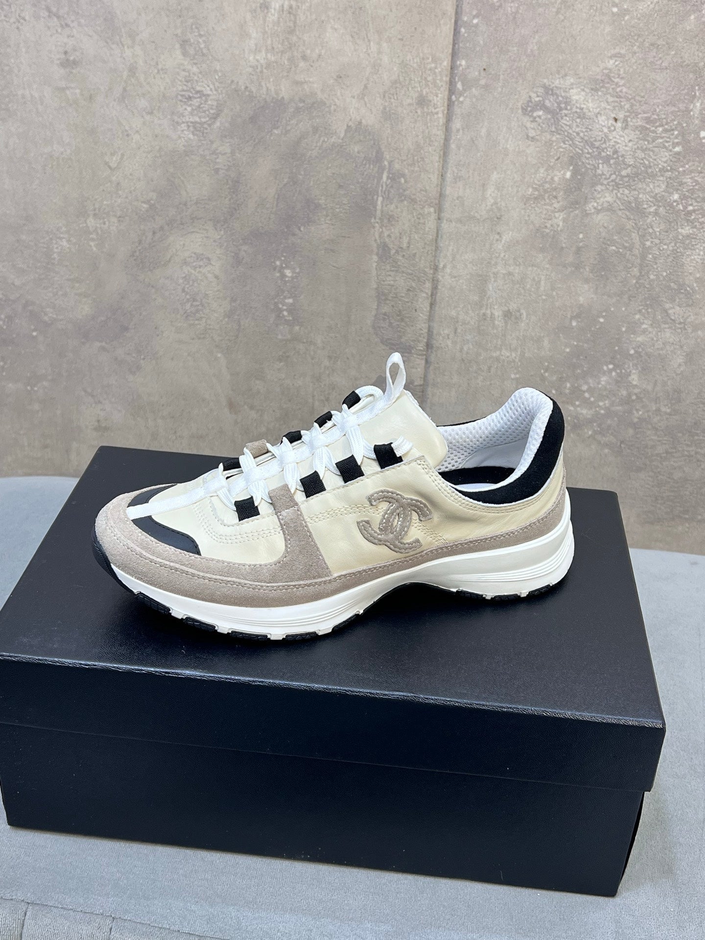CC 26s Runner CC Logo Sneakers In Beige And Grey Calfskin