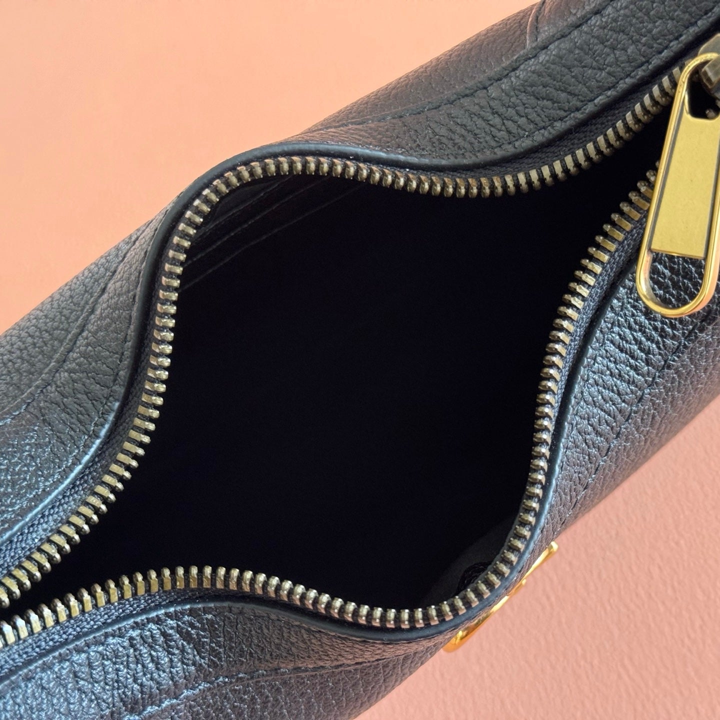 GG Aphrodite Shoulder Bag Black Cowhide