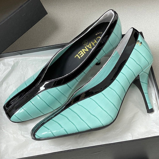 CC 26 Crocodile-embossed Pump Light Blue mix Black Calfskin 593368