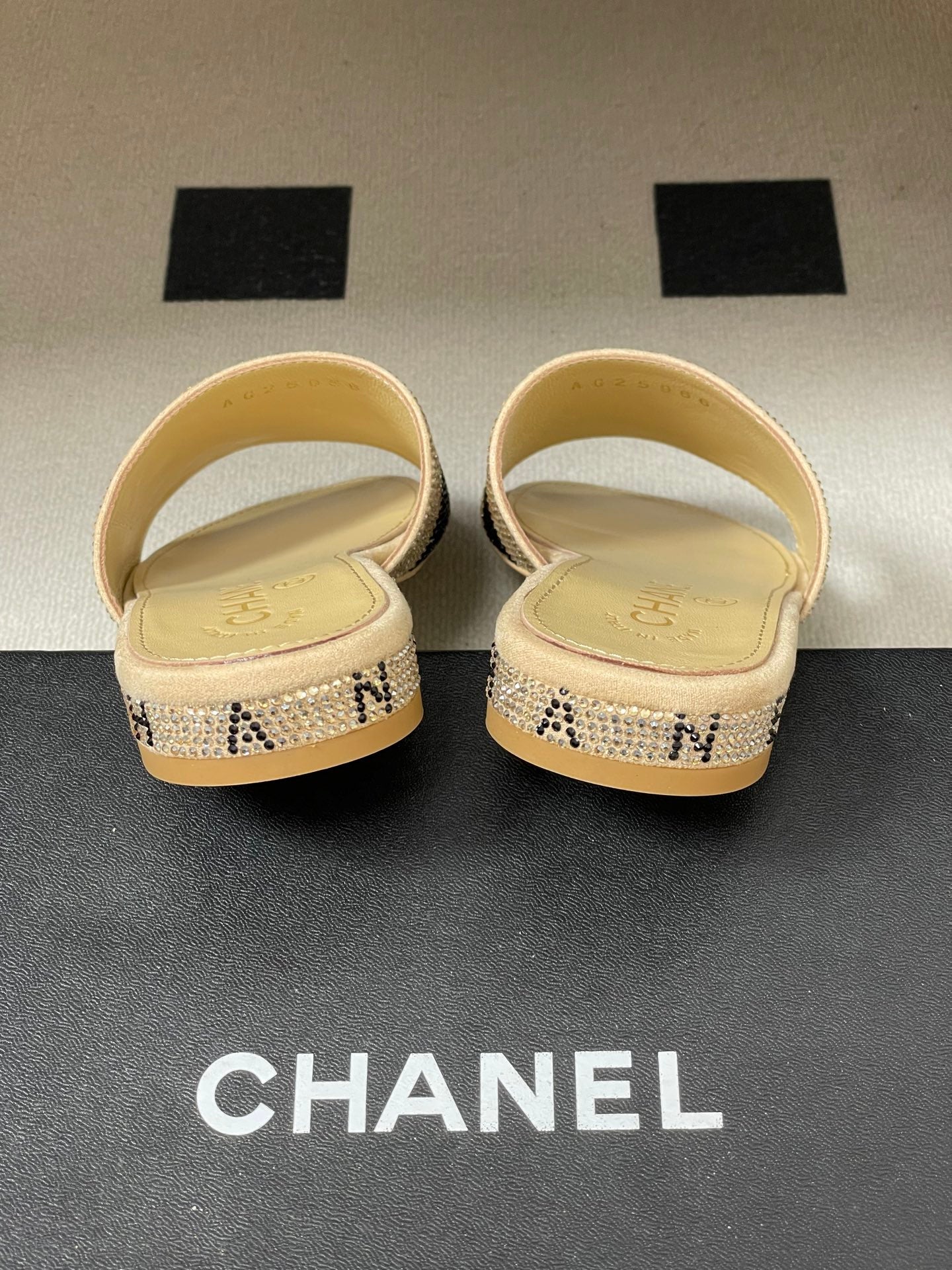 CC 26s Flat Sandals Beige Sheepskin Rhinestones 649514