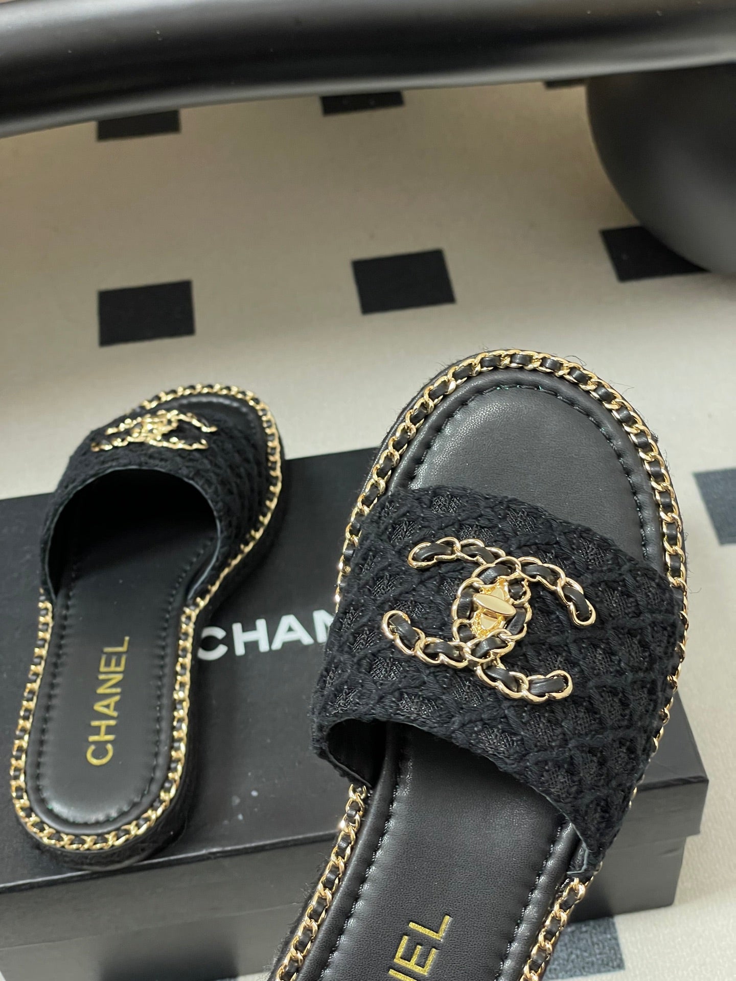 CC 26s Flat Slippers Black Gold Fabric Sheepskin 649487