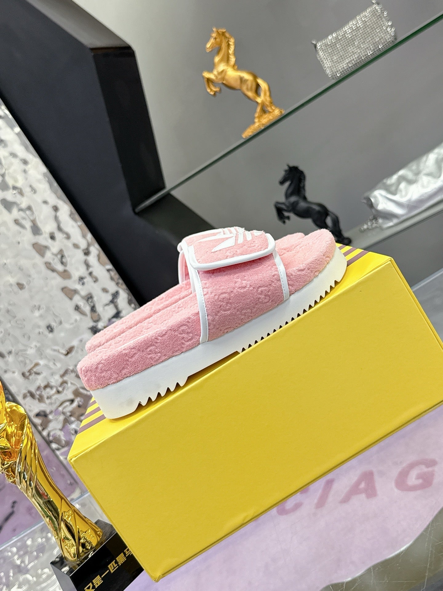 GG x Adidas Slipper Pink White Canvas 672155