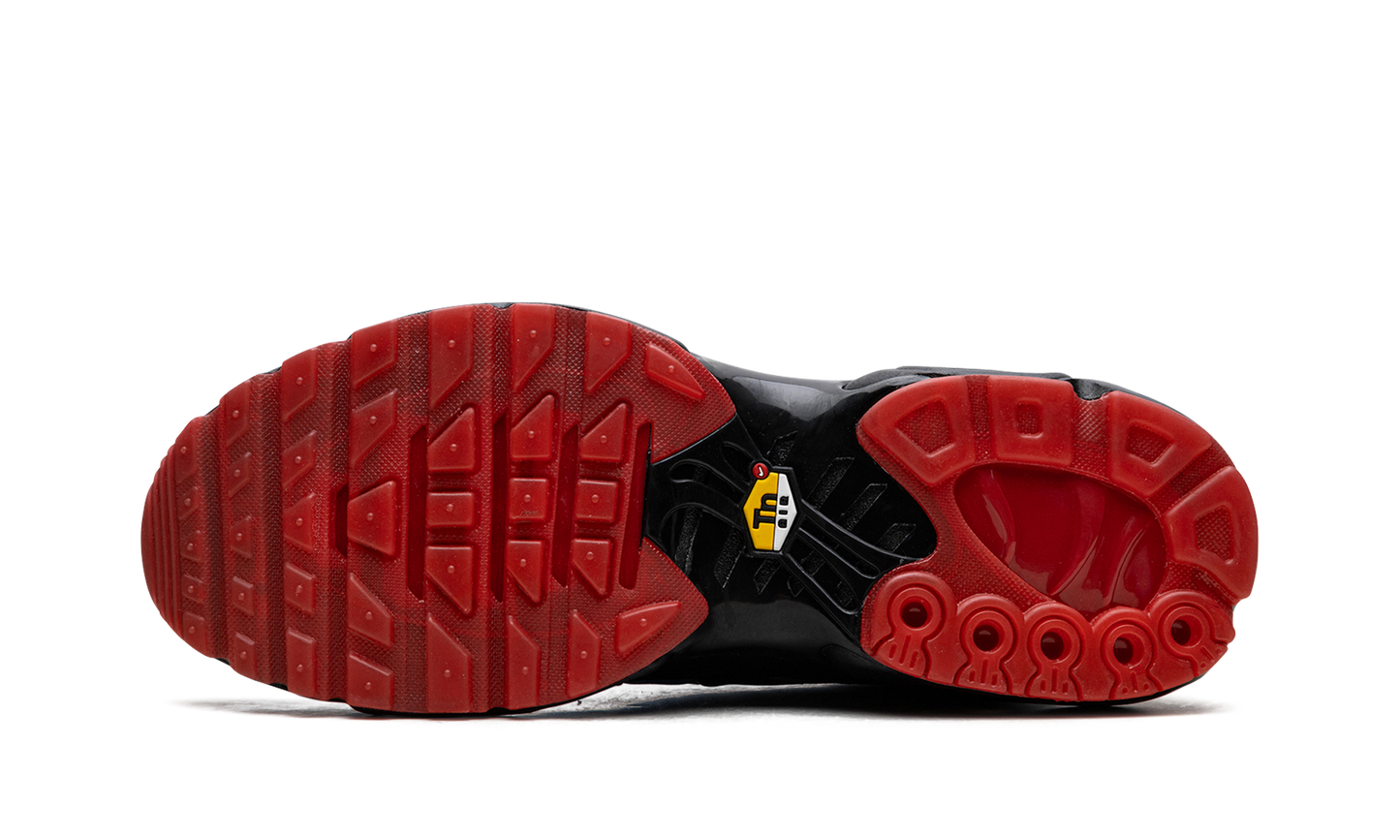 Air Max Plus "Shark Attack" HQ3824 001